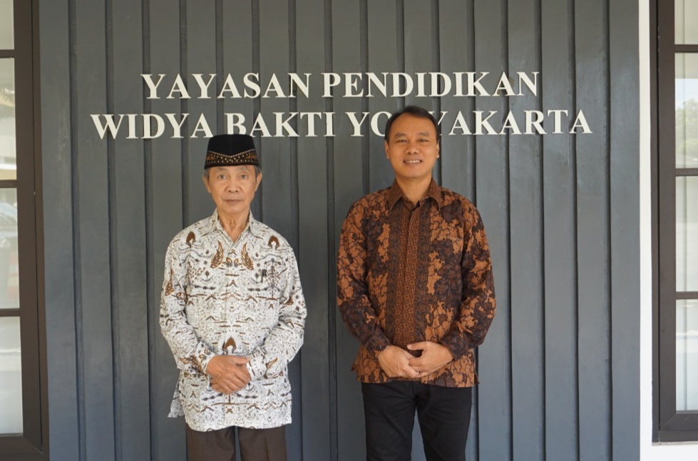 Prof Adhi Susanto Ketua Pembina Yayasan–UTDI Menerima Anugerah UGM 2021