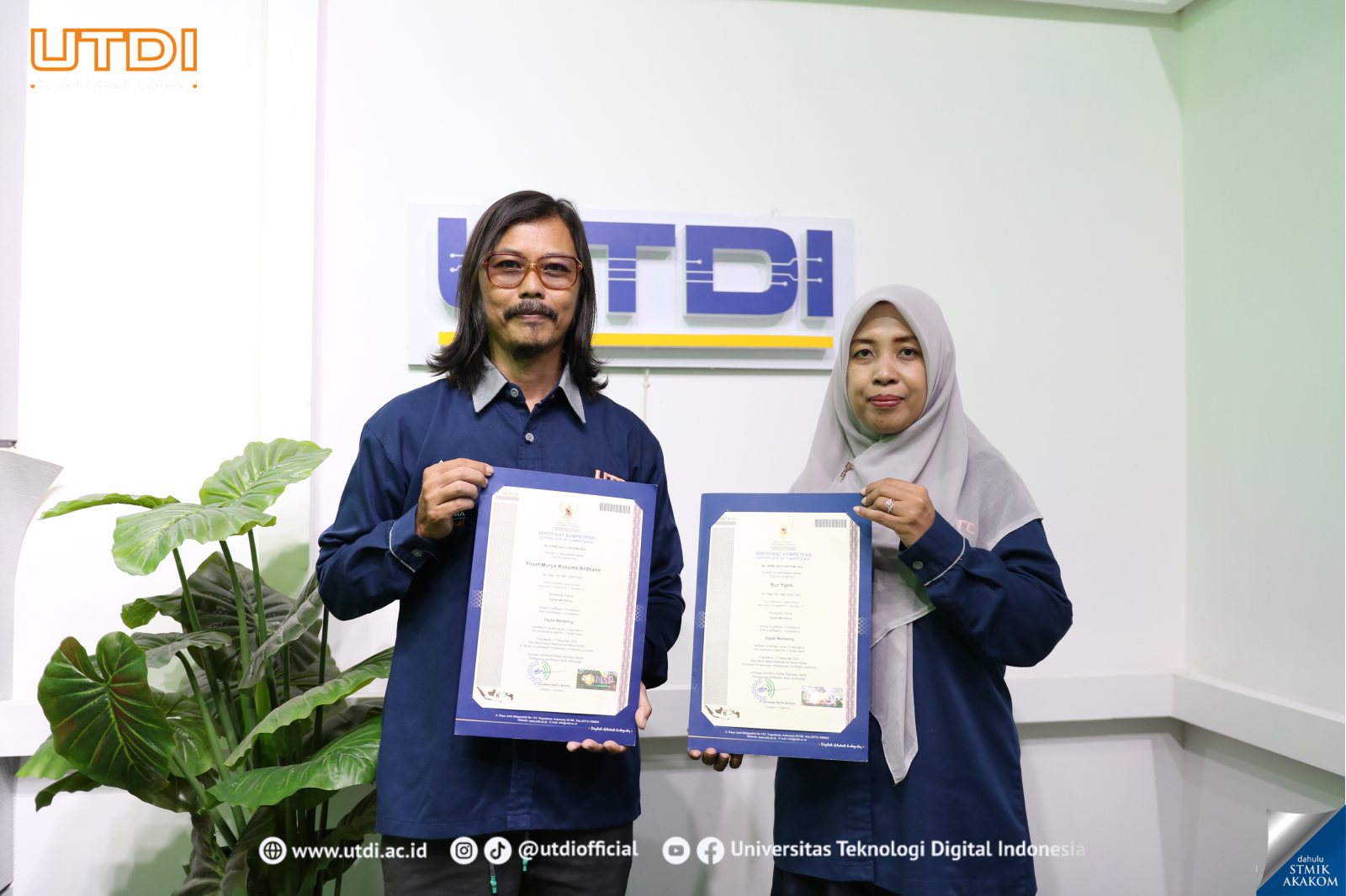 Dua Dosen Universitas Teknologi Digital Indonesia Menerima Sertifikat Badan Nasional Sertifikat Profesi dalam Bidang Digital Marketing