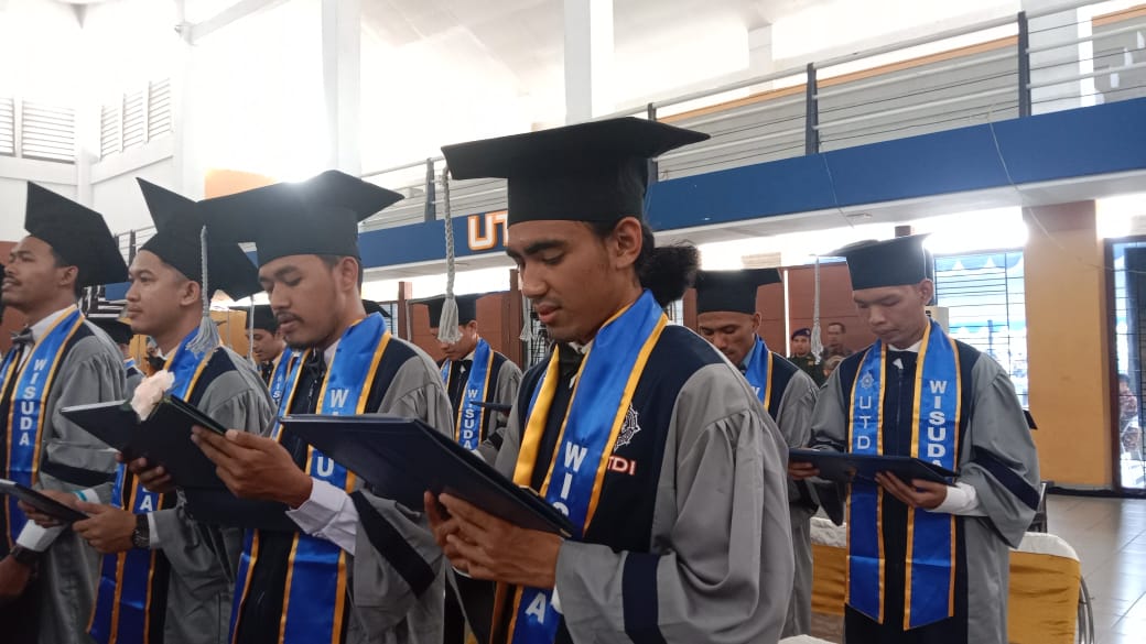 114 Mahasiswa UTDI Diwisuda, Rektor Imbau Tingkatkan Skill