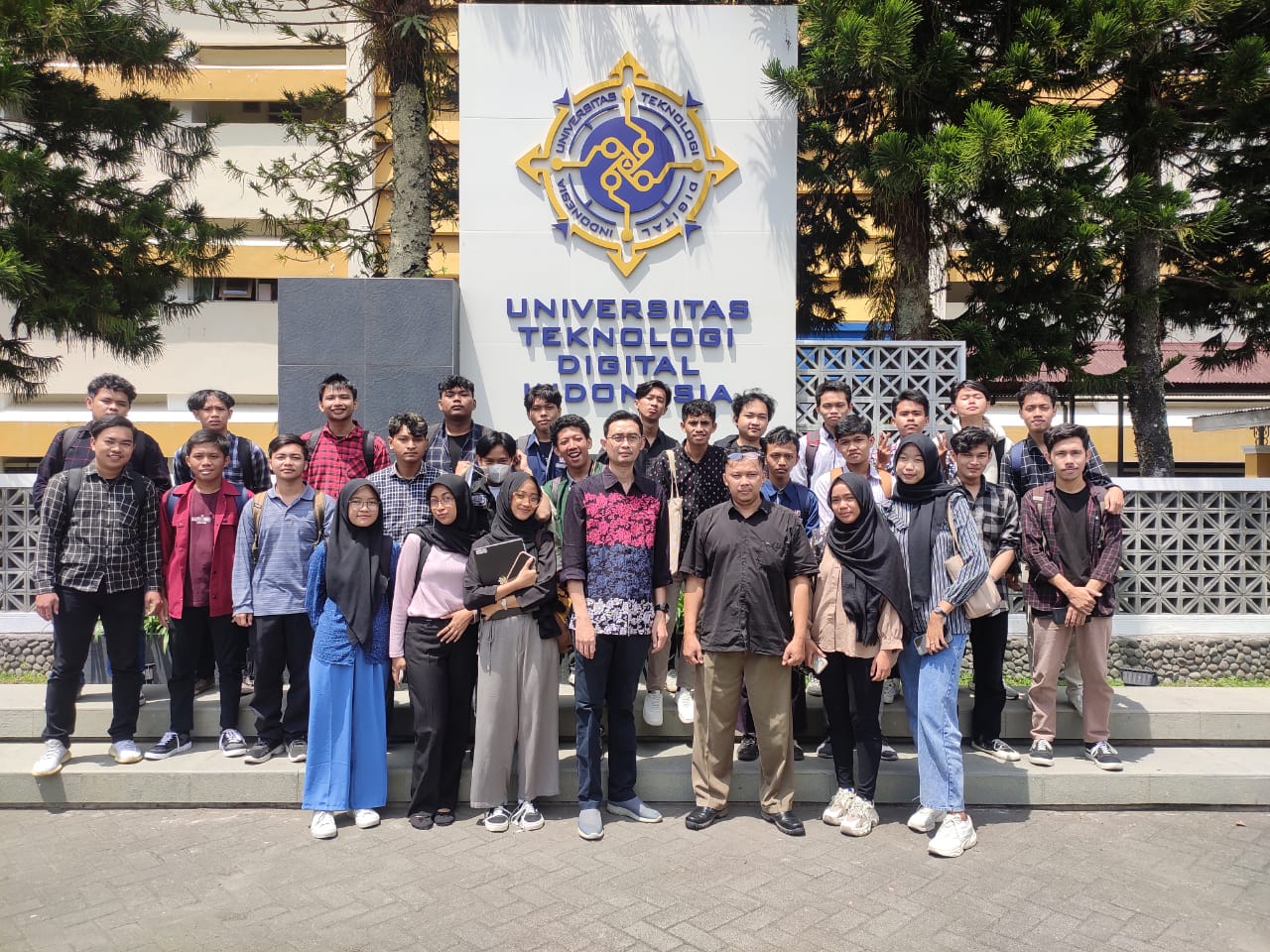 Universitas Teknologi Digital Indonesia (UTDI) melaksanakan kegiatan Praktisi Mengajar dengan materi Teknologi Drone